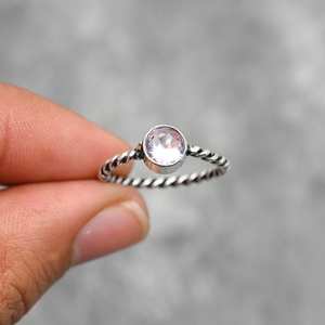 Bague en argent sterling 925 torsadée faite à la main avec pierre unique en kunzite rose, cadeau de bijoux - Product Image 1