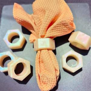 Anneau de serviette en résine artistique moderne pour la décoration intérieure et une expérience culinaire raffinée - Product Image 1