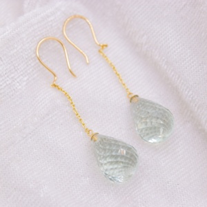 Vente en gros de boucles d'oreilles pendantes en or jaune 18 carats avec améthyste verte naturelle, Memoria Jewels - Product Image 4