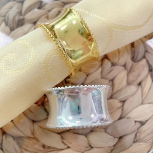Anillos de servilleta metálicos de buena calidad que aportan una presencia elegante y mejoran sutilmente la experiencia gastronómica en general. - Product Image 3