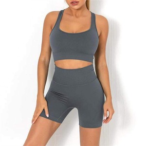 Conjunto deportivo de dos piezas para mujer, transpirable, con camiseta corta y pantalones cortos deportivos elásticos para entrenamiento y correr - Product Image 1