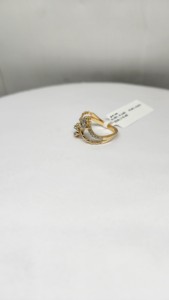 แหวนเพชรแท้ 9K ชุบโรเดียม ดีไซน์หรูหราสำหรับสุภาพสตรี น้ำหนัก 4.042 กรัม ประดับเพชร 0.49 กะรัต ผิวเรียบเนียน คุณภาพพรีเมียม แฟชั่นทันสมัย - Product Image 3