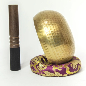 ขันเสียงทองเหลืองพร้อมไม้ตีเสียงบนเบาะสีม่วง - Product Image 3