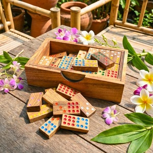Juego de Dominó Doble Seis de Madera de Colores ILAHI, 28 Piezas, Ecológico, Tallado y Grabado, Diseño Antiguo, Caja Rectangular Alta de Madera - Product Image 5