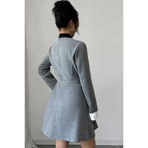 Robe courte en tweed gris à manches longues avec col et poignets contrastés, rangée verticale complète de boutons blancs fonctionnels ou décoratifs - Product Image 3