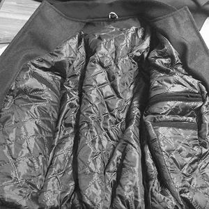 Chaqueta Estilo Universitario Negra y Crema para Hombre, Mangas Estilo Cuero, Forro Acolchado, Ribete a Rayas, Moda Urbana - Product Image 5