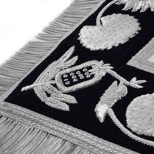 Delantal Masónico de Past Master para Logia Azul - Bordado a Mano Personalizable con Hilos Plateados y Terciopelo Azul, Venta al por Mayor Personalizada - Product Image 6