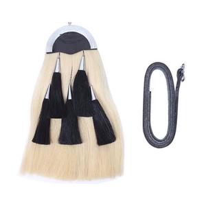 Sporran tradicional escocés de crin de caballo con cuerpo blanco y borlas negras - Product Image 1
