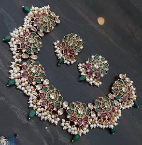 Ensemble collier et boucles d'oreilles en laiton plaqué or de qualité supérieure, style classique, avec jade véritable et Kempu antique, idéal pour fiançailles, mariage ou comme cadeau de fête - Product Image 2
