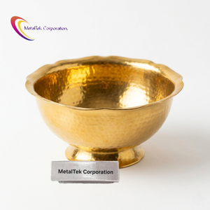 En gros, Petit plat décoratif doré martelé sur pied à bord festonné, pour chocolats et fruits secs, artisanal - Product Image 1