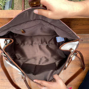 Sac polochon de voyage d'extérieur Design floral en cuir repoussé à la main Fashion Logo personnalisé Sac de week-end en cuir de vachette véritable pour unisexe - Product Image 6