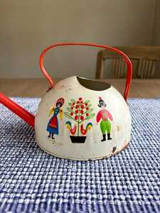 Regadera metálica vintage con mango rojo y diseño de arte folclórico para decoración de jardinería, regadera metálica ecológica - Product Image 2