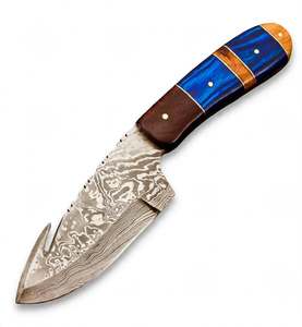Herramienta utilitaria de acero de Damasco con patrón retorcido de alto contraste y mango híbrido de madera y resina azul, para procesamiento en campo. - Product Image 5