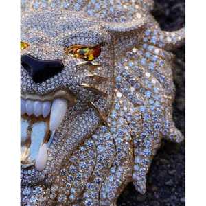 Collar llamativo con colgante de cabeza de león con incrustaciones de moissanita y chapado en oro |   Joyería Hip Hop con Detalles Intensos y Ojos de Piedras Preciosas - Product Image 5