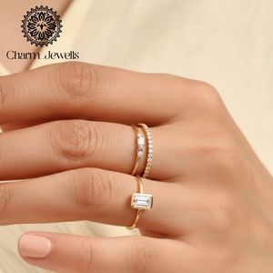 Bague de fiançailles classique pour femme en argent plaqué or 18 carats avec moissanite taille coussin et sertissage à griffes - Product Image 5
