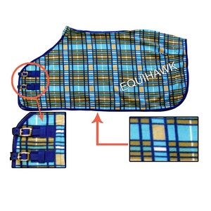 Couverture pour cheval personnalisée en polaire épaisse, style sport, pour la course, hiver, fermeture double boucle sur la poitrine, coque en maille, doublure en polyester rembourrée - Product Image 1