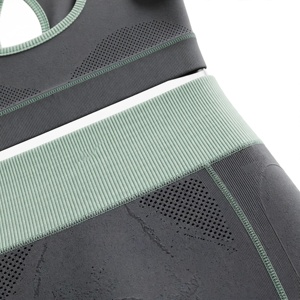Ensemble de yoga pour femme : Soutien-gorge de sport dos nageur à encolure dégagée et Legging taille haute longueur intégrale, noir uni avec bordure contrastante verte, respirant - Product Image 6