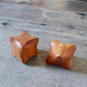 Masseur facial Gua Sha en bois rustique écologique avec artisanat en bois d'acacia massif pour la relaxation musculaire - Cadeau du Nouvel An - Product Image 1