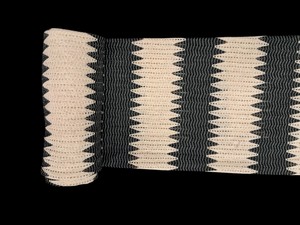 Tela de punto de ganchillo a rayas negras y beige al por mayor para vestidos, tops, cárdigans y costura DIY – Patrón geométrico en zigzag - Product Image 4