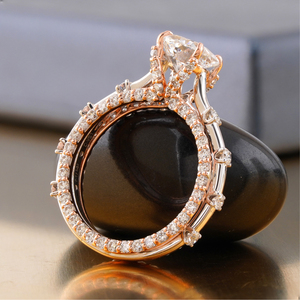 Anillo de Compromiso de Doble Banda de 1.51 CT con Diamante de Corte Cojín Cultivado en Laboratorio con Claridad VVS1, Oro Rosa de 14K, Oro Amarillo y Blanco Sólido de 18K - Product Image 2