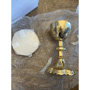 Ensemble Calice et Ciboire Catholique en Laiton Poli Miroir avec Motifs Floraux en Relief et Couvercle en Croix – Vases Liturgiques de Communion Haut de Gamme - Product Image 3