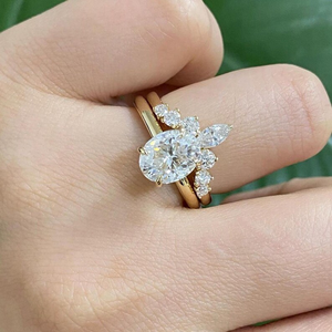 Deslumbrante Anillo Ovalado con Diamantes y Banda de Oro con Diseño Chevron, Elegante Regalo de Aniversario para Esposa y para Celebraciones Especiales - Product Image 2
