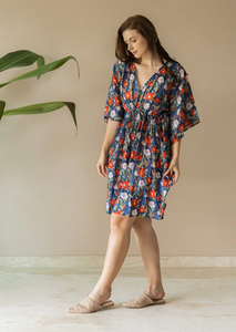 Vestido de Resort Estampado con Escarabajos y Flores Azules y Rojas para Mujer, Estampado Floral Digital Otoñal, Sostenible, Lavable, con Bolsillos - Product Image 2