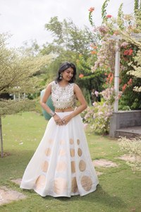 Conjunto Premium de Lehenga Choli de Seda Romana India con Blusa de Encaje con Espejos, Ropa Étnica al por Mayor - Product Image 1