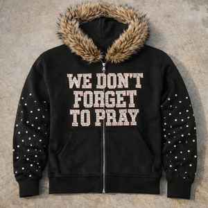 Hoodies en fausse fourrure sur mesure avec logo personnalisé en strass sur les manches, hoodies en fausse fourrure brodés sur mesure avec strass, unisexes - Product Image 1