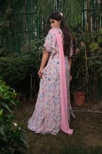 Robe longue élégante pour femme, style traditionnel chinois, à motifs floraux, avec ceinture rose, coupe ample, manches courtes, en viscose, idéale pour les soirées - Product Image 4
