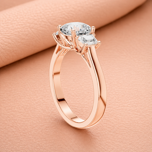 Anillo de Compromiso Clásico de Oro Amarillo con Diamante de Corte Brillante Redondo y Diamantes Laterales, Joyería para Mujer - Product Image 3