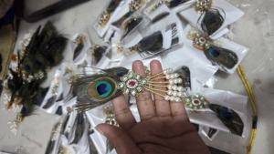 Broche kalgi artesanal con plumas de pavo real adornado con piedras vibrantes estilo kundan en verde esmeralda, azul zafiro y rojo rubí. - Product Image 2