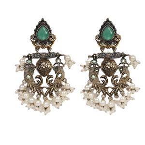 Pendientes Jhumka de Dos Tonos Oxidados con Piedra de Jade Verde, Regalo para Ella - Product Image 1