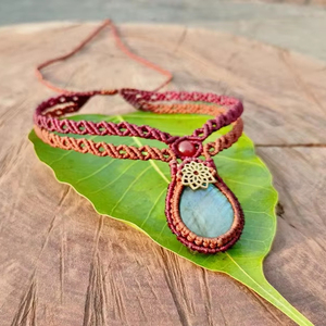 Collier en macramé fait main avec pendentif en labradorite naturelle, cordon rouge brun, bijoux bohèmes en cristal de guérison pour femmes - Product Image 1