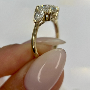 Anillo de compromiso de tres diamantes cultivados en laboratorio de corte redondo de 2 TCW y piedras laterales en forma de pera, oro amarillo de 14k y banda a juego - Product Image 2