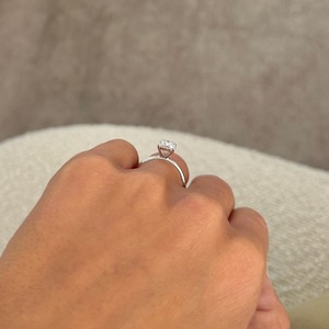 Anillo de Compromiso Solitario con Diamante Cultivado en Laboratorio de Corte Cojín de 2.50 Quilates, Oro Sólido de 14K, Certificado IGI, Regalo de Lujo para Aniversario de Bodas - Product Image 3
