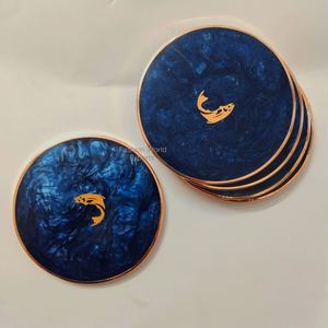 Sous-verres classiques en résine époxy transparente bleue écologique de haute qualité, en céramique et métal, pour thé, café, boissons, fabriqués par KISWAH CRAFT - Product Image 2