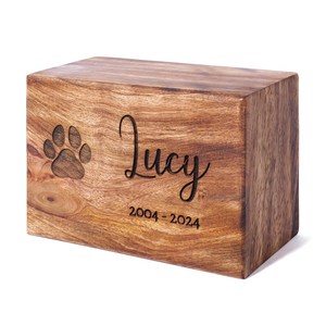 Urne pour animaux de compagnie en bois massif faite à la main, boîte rectangulaire gravée avec l'empreinte de la patte Lucy 2004 2024, souvenir commémoratif pour toujours dans nos cœurs - Product Image 3