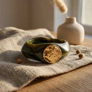 กำไลข้อมืออะคริลิคเรซิ่นวินเทจ ดีไซน์เหรียญทอง รูปทรงไม่สมมาตร กำไลหนา แฟชั่นจิวเวลรี่ในอินเดีย โดย Universal Overseas - Product Image 4