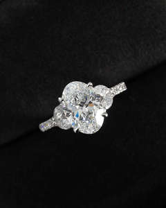 Anillo de Diamantes Ovalado de Lujo con Diamantes Laterales y Piedras Laterales en Oro Blanco, Anillo de Compromiso y Boda para Mujer - Product Image 1