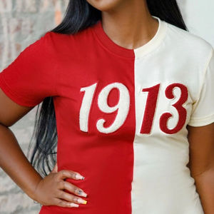 Camiseta de Chenilla Bordada Half Half 1913 DST, Prenda de Algodón Premium para Hermandades, Delta Greek Winter Diamonds, Rojo Blanco Bicolor - Product Image 6