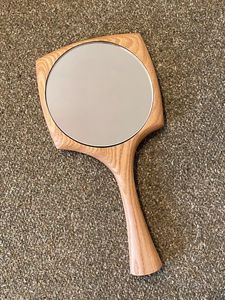 Elegante espejo de mano de madera hecho a mano con textura de madera natural, espejo de belleza portátil para tocador. - Product Image 2