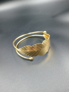 Bracelet manchette en or plaqué or Amaira Jewels, design minimaliste classique, bijoux de luxe unisexe, bijoux de mariage pour femmes du Rajasthan - Product Image 1