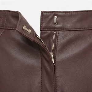Jupe crayon en similicuir pour femme, longueur genou, couleur unie, design minimaliste avec fente avant, taille normale, à porter en toutes saisons - Product Image 4