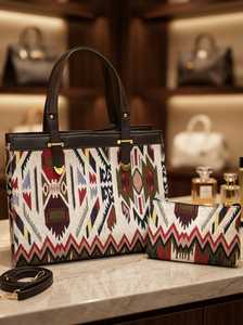 Sac à main à rayures nautiques 2 pièces pour femme — Sac fourre-tout léger en toile avec finitions en cuir - Product Image 3