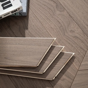 Planches <span class=keywords><strong>de</strong></span> parquet en chêne <span class=keywords><strong>Chevron</strong></span> couleur noyer fumé à 45 degrés, parquet contrecollé, certifié FSC - Product Image 1
