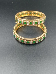 AMAIRA JEWELS Brazalete Chapado en Oro para Mujer con Piedra Verde Corte Esmeralda, Engaste de Canal, Clásico, de Moda, para Compromiso, con Doble Piedra - Product Image 1