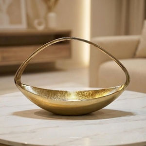 Corbeille à fruits de luxe dorée au design moderne et incurvé, idéale pour le service, la décoration intérieure et les centres de table, finition métallique en forme de bateau - Product Image 1