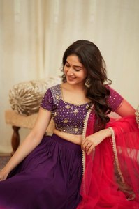 Nuevo y elegante lehenga choli de diseñador, inspirado en las celebridades, con tela de georgette de seda sombreada, ideal para futuras fiestas/recepciones/eventos. - Product Image 4