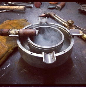 Elegante bandeja de cerámica blanca con un marco de silla dorado; una pieza decorativa única disponible a precios de mayorista. - Product Image 4